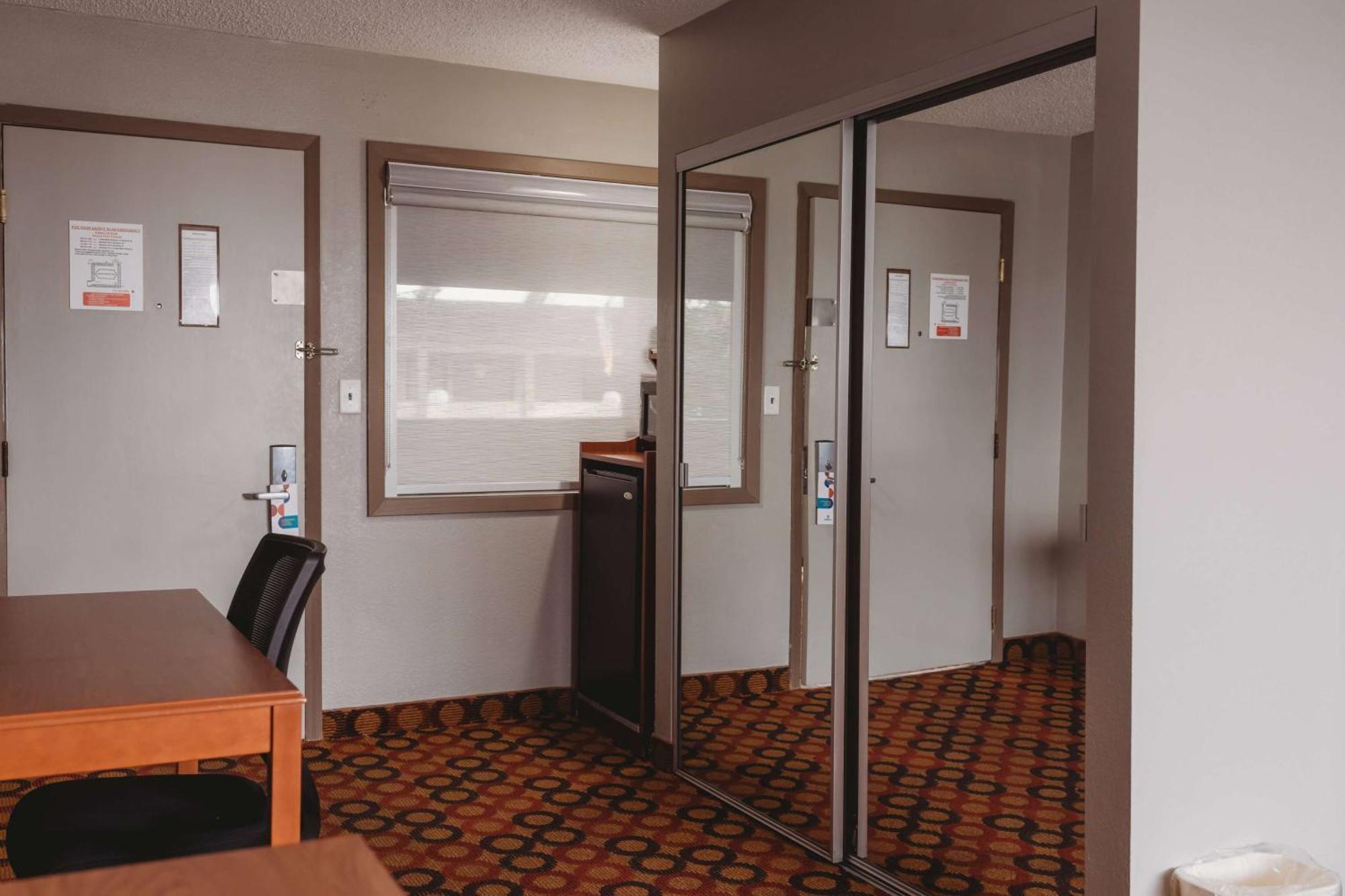 Americinn By Wyndham Appleton Downtown Екстериор снимка
